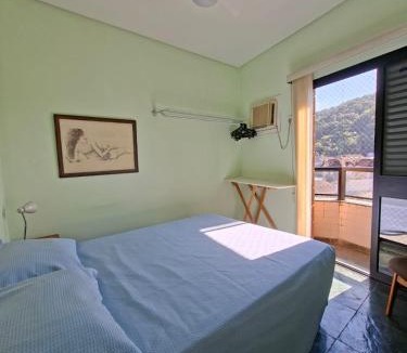 Santo Andre Apartment | Guarujá Enseada,2 quartos, ar, vaga 1 carro, praia à pé