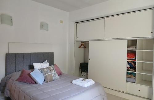Trelew House | Habitación doble con baño privado en amplia casa a metros de una laguna natural y del Museo Paleontológico