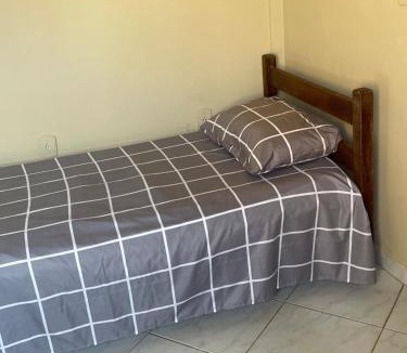Enseada do Gancho Hostel | Hostel casa amarela