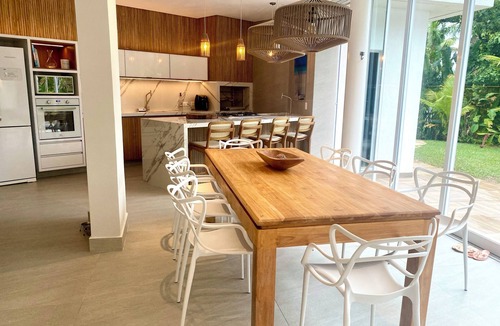 Costa do Sol House | House in a gated community 80 meters from the beach with a swimming pool.