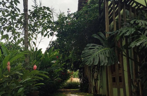 Parque Imperial Condo | House in a gated community, surrounded by lush nature and rivers for swimming.