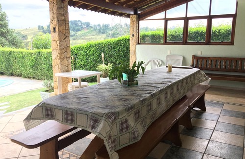 Ibiuna Cottage | House in a gated community surrounded by nature and security.
