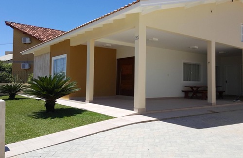 Ingleses Centro House | House in gated community 80 meters from the sea.