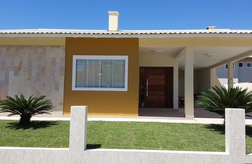 Ingleses Centro House | House in gated community 80 meters from the sea.