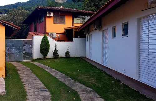 Feiticeira House | House in Ilhabela with a view of the greenery.