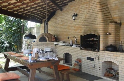 Praia da Vila House | House surrounded by a veranda, swimming pool, barbecue area, and volleyball/beach tennis court.