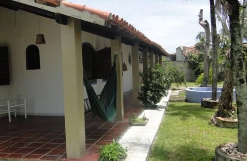 Praia da Vila House | House surrounded by a veranda, swimming pool, barbecue area, and volleyball/beach tennis court.