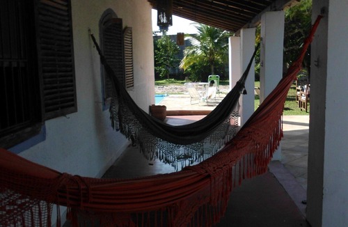 Praia da Vila House | House surrounded by a veranda, swimming pool, barbecue area, and volleyball/beach tennis court.
