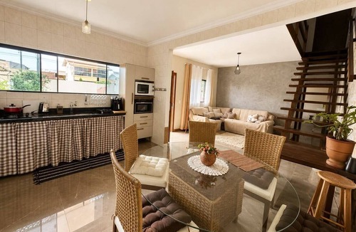 Capivari House | House with 3 bedrooms, pool and air conditioning, 2km from the beach.