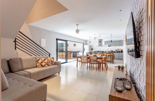 Mambucaba House | House with 4 suites, pool and barbecue area near beaches and waterfalls.