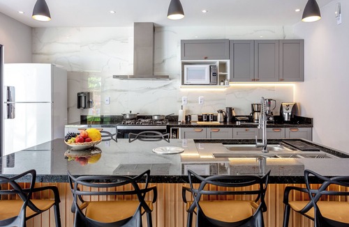 Mambucaba House | House with 4 suites, pool and barbecue area near beaches and waterfalls.
