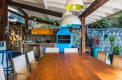 Saco da Capela House | House with deck and pool near Saco da Capela Beach in Ilhabela