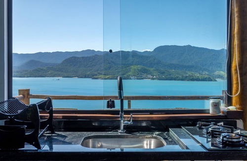 Cambaquara Apartment | Italian-style panoramic penthouse suite with sea and mountain views, 12 minutes from the beach. Pets are welcome!