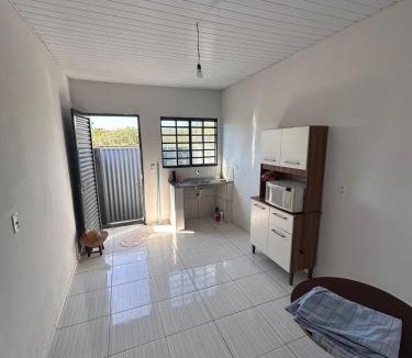 Trindade House | kitinete -01 quarto com cama de casal, banheiro privativo