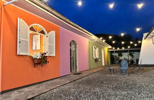 Nova Veneza House | La vita hospedaria studio laranja