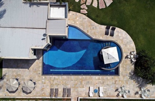 Capitolio House | Lakeside Mansion with 10 Bedrooms
