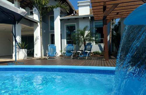 Canto Grande House | Linda casa com piscina e 4 suites no mariscal a 100 metros da praia