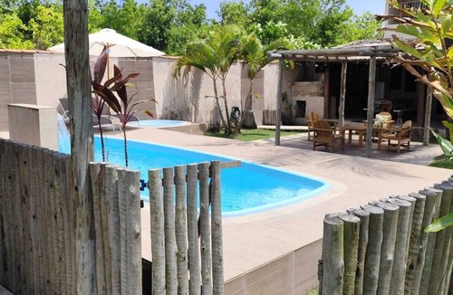 Coroa Vermelha House | Located 700 meters from the beach, it accommodates up to 15 people in beds and is pet-friendly.