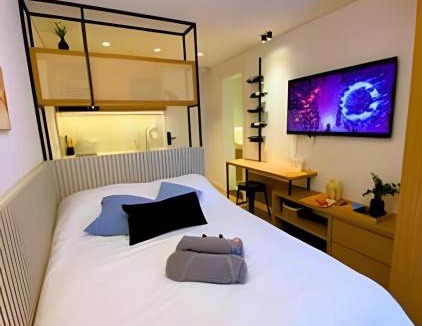 Agua Verde Apartment | Luxury Suite with Balcony & Wine | Batel Premium