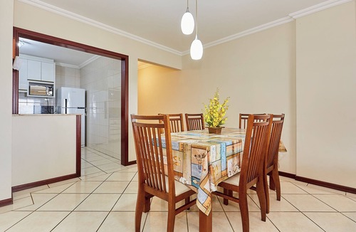 Centro Apartment | Main Avenue, Bombinhas, Downtown. 50 m from the beach. 3 bedrooms, 2 bathrooms