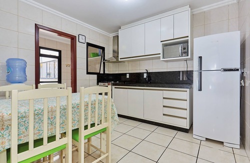Centro Apartment | Main Avenue, Bombinhas, Downtown. 50 m from the beach. 3 bedrooms, 2 bathrooms