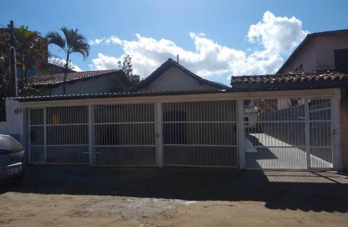 Maranduba Ski Chalet | Maranduba Chalé Marbela 5-B — 1 Quarto, Piscina, 3 Quadras do Mar