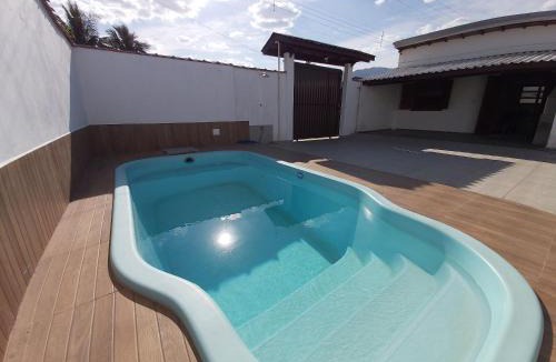Maranduba Ski Chalet | Maranduba Chalé Marbela 6-B — 1 Quarto, Piscina, 3 Quadras do Mar