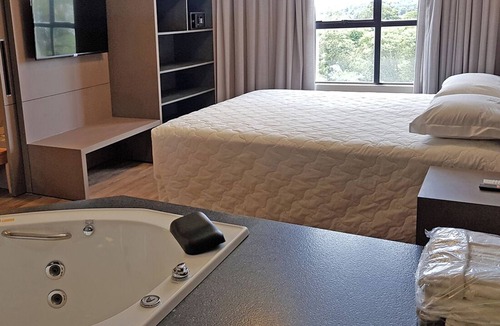 Foz do Iguacu Hotel | Master Suite | Free Breakfast, 3 Outdoor Pools & 3 mi to IGU Airport