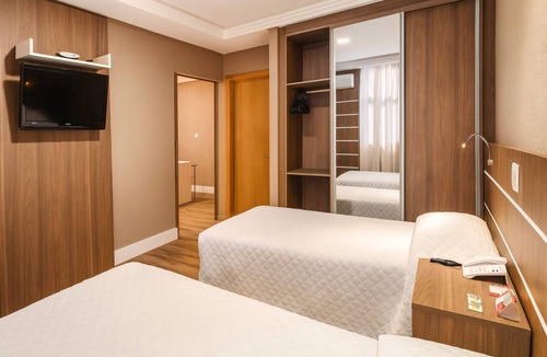 Civic Center Hotel | Master Twin Suite with Free Breakfast!