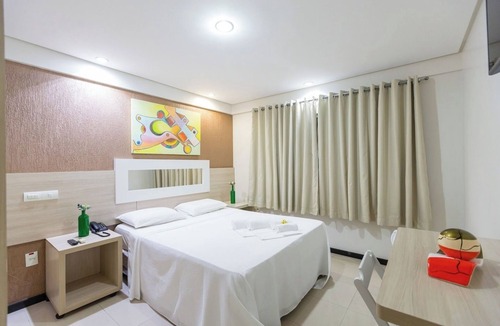 Eunapolis Hotel | Modern Double Room near Local Commerce | Onsite Private Parking & Free Breakfast