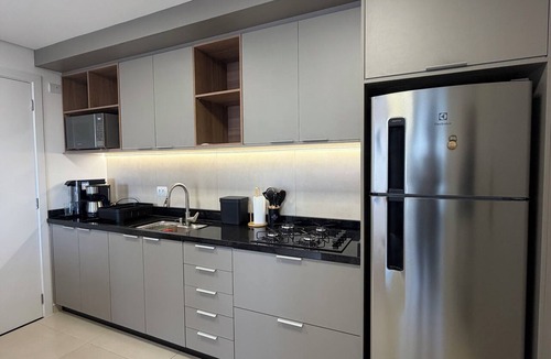 Matriz Apartment | Modern studio apartment in the city center with air conditioning, garage, swimming pool, and gym.