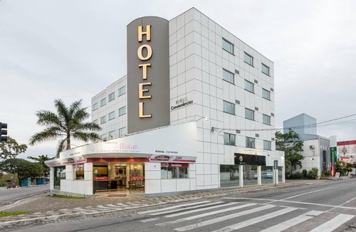 Eunapolis Hotel | Modern Triple Room in Centro | Walk to Local Stores, Free Breakfast & Parking