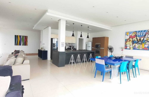 Barra da Lagoa House | Perfect house, right on the beach, stunning view in Barra da Lagoa.