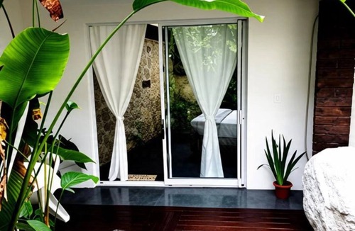 Praia Grande Apartment | Private suite on Feiticeira beach.