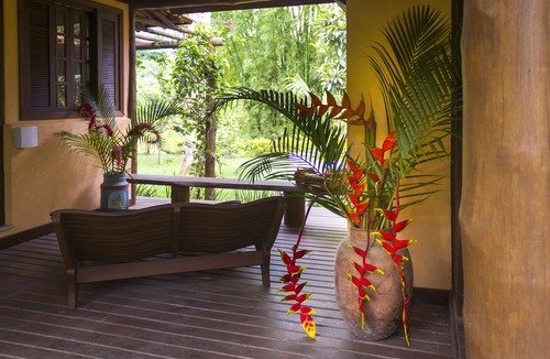 Paraty Apartment | Property with a pier for small boats that offer tours to the islands.