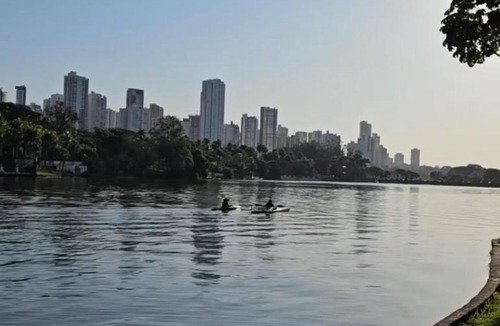 Gleba Fazenda Palhano Apartment | Quarto familiar com cama de casal é banheiro compartilhado