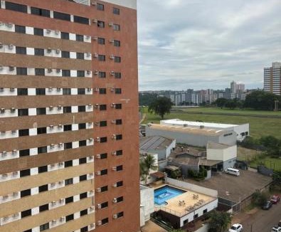 Gleba Fazenda Palhano Apartment | Quarto familiar com cama de casal é banheiro compartilhado