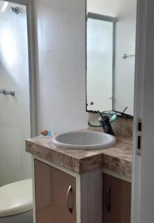 Bombas Apartment | Quarto, o banheiro é de uso exclusivo do hóspede e fica localizado no corredor , piscina compartilhada, não é o apartamento inteiro, somente o quarto