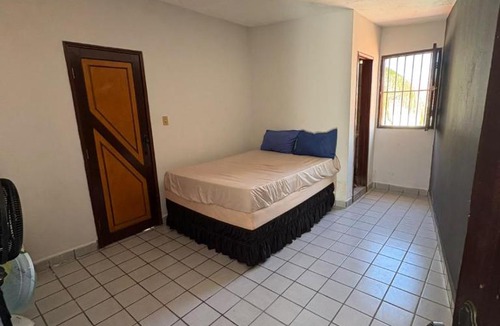 Juazeiro do Norte Bed & Breakfast | quarto simples com cama de casal, ventilador , tv , incluso café da manha
