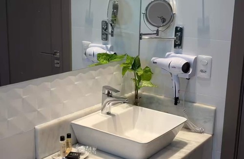 Foz do Iguacu City Centre Hotel | Refined Room w/Peaceful Vibes – Ideal for Unwinding After Sightseeing
