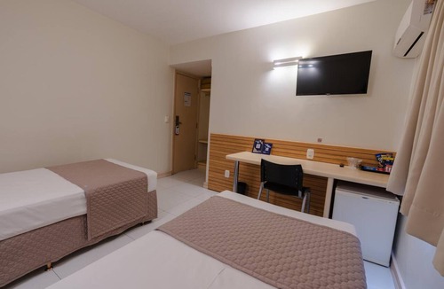 Umuarama Hotel | Relax in Convenient Room Close to Dining Hotspots + City Center