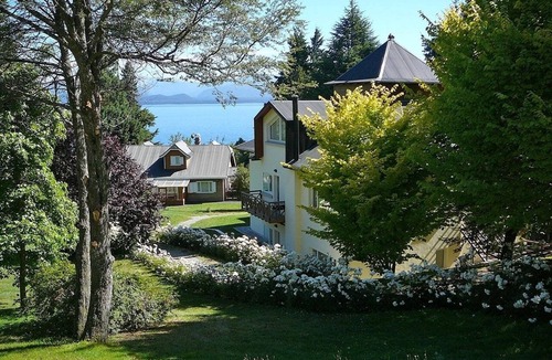 San Carlos de Bariloche Hotel | Relax & Recharge: 2 Family-Friendly Room w/Natural Views, Game Room & Breakfast