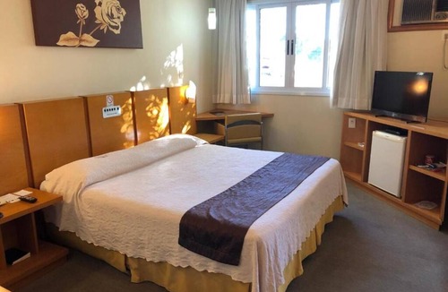 Oficinas Hotel | Relax & Recharge in a Bright Room Perfect for Your Ponta Grossa Adventures