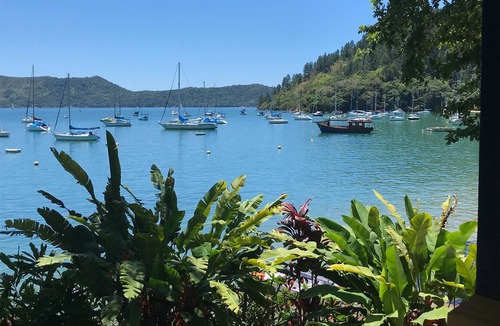 Ubatuba House | Retreat, 7 suites with air conditioning, swimming pool, barbecue, sauna, beach access to the house.