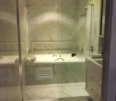 Picarras House | Sobrado com piscina, banheira e garagem coberta.