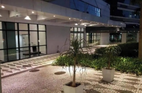 Reboucas Apartment | Studio apartment with garage and air conditioning.