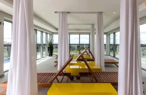 Reboucas Apartment | Studio apartment with garage and air conditioning.