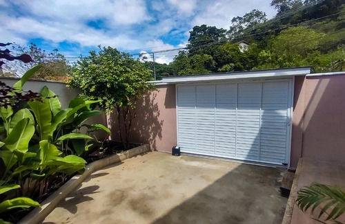 Itaipuacu Apartment | Studio completo com ar, garagem e varanda espaçosa em Itaipuaçu - Ideal para 3 pessoas