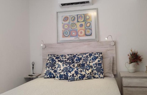Juquehy Apartment | Studio e Suite no Centro de Juquehy a 200mts da praia - Varanda e Serviço de Praia - E MAIS Ofurô - Cozinha e Estacionamento nas unidades "STUDIO"