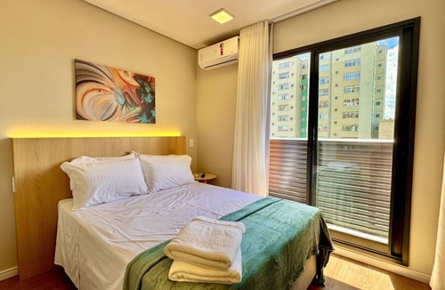 Matriz Apartment | Studio moderno no centro de Curitiba — piscina no rooftop e vista panorâmica